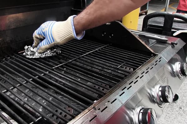 Gril à grille métallique