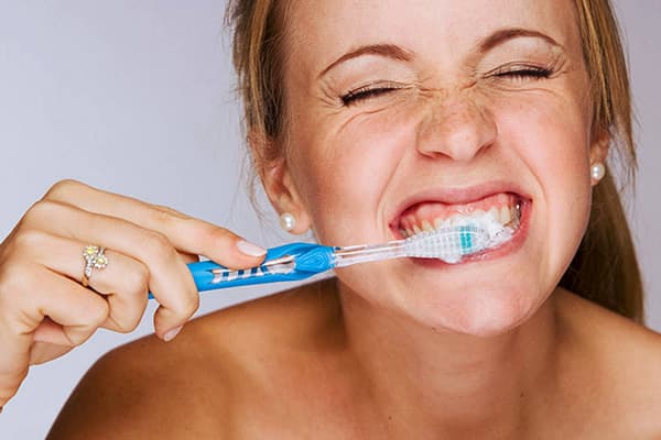 Fille se brosser les dents