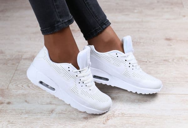 Est-il possible de brosser des baskets blanches avec un dentifrice: un bidon de vie pour une blancheur immaculée des chaussures