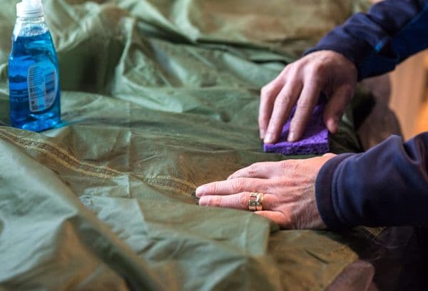 Nettoyage manuel des tentes