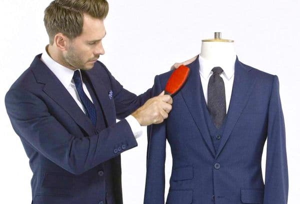 Nettoyage de la tunique avec une brosse