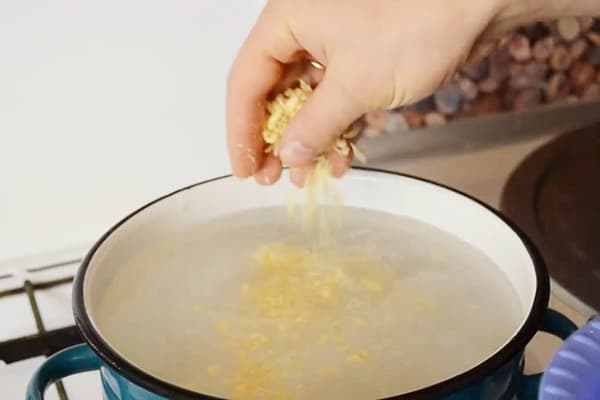 Préparation d'une solution pour nettoyer la casserole des dépôts de carbone