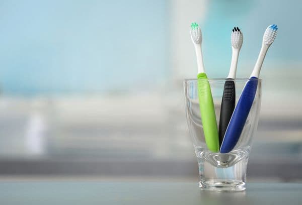 Brosses à dents dans un verre