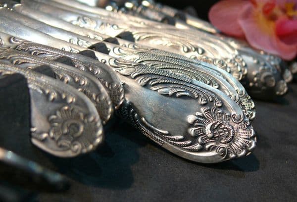 Cuillères et fourchettes de cupronickel