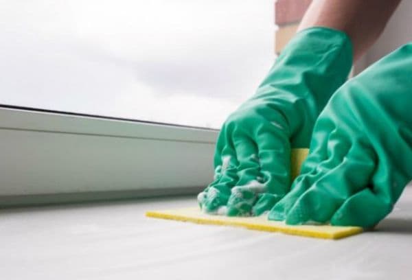 Nettoyage des rebords de fenêtres