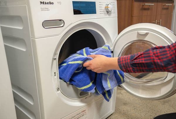 chargement du linge dans la machine
