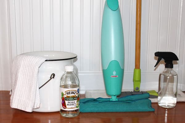 Equipement pour nettoyer le sol avec une solution de vinaigre