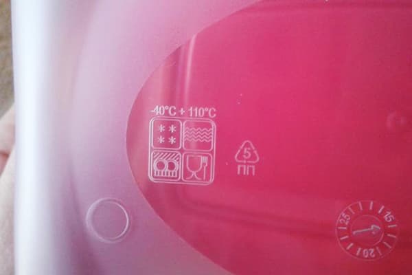 Étiquetage sur un récipient en plastique