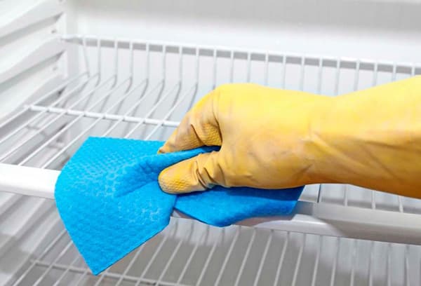 Laver l'étagère du réfrigérateur