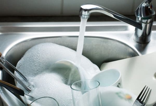 assiettes dans l'évier