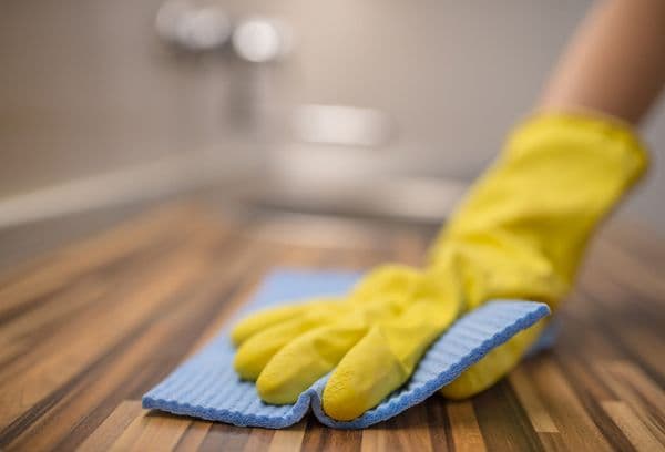 Nettoyer le linoléum avec un chiffon