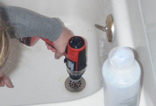 Comment dissoudre les cheveux dans un évier de salle de bain: 5 méthodes