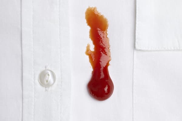 Tache de ketchup sur une chemise blanche