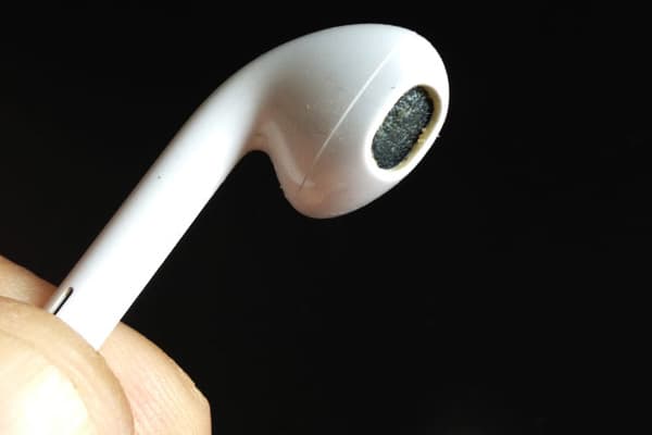 Cire d'oreille sur l'écouteur