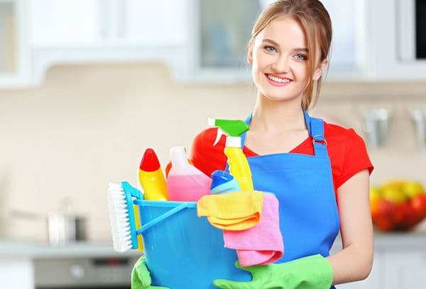 Fille du service de nettoyage