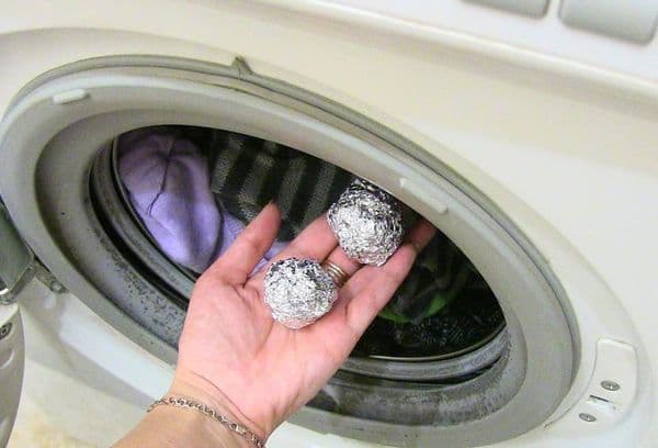 Boules de papier d'aluminium