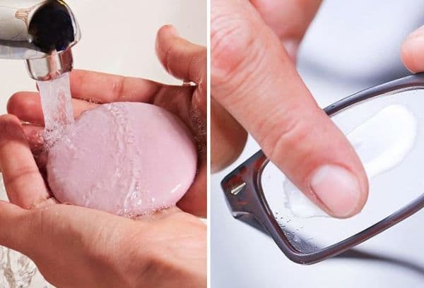 Laver les verres avec de l'eau savonneuse