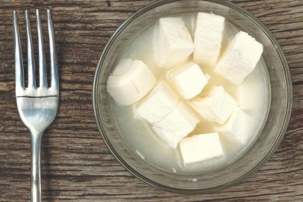 Morceaux de feta en saumure
