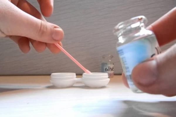 Utilisation d'une solution saline au lieu d'une solution pour lentilles