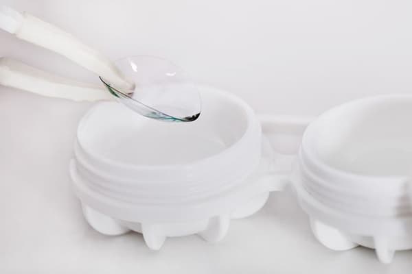 Retrait d'une lentille de contact d'un conteneur