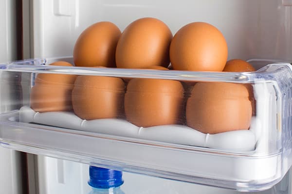Des oeufs dans le frigo
