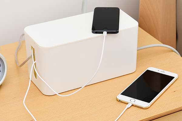 Boîte pour parasurtenseur et fils