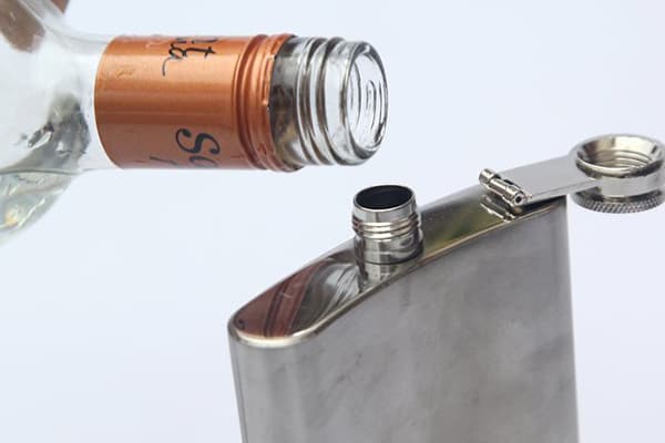 L'alcool dans un bocal en acier