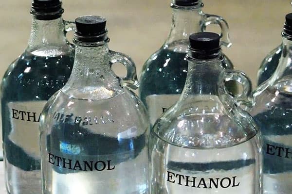 Bouteilles en verre avec de l'éthanol
