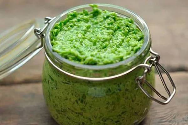 Assaisonnement des flèches d'ail pour l'hiver