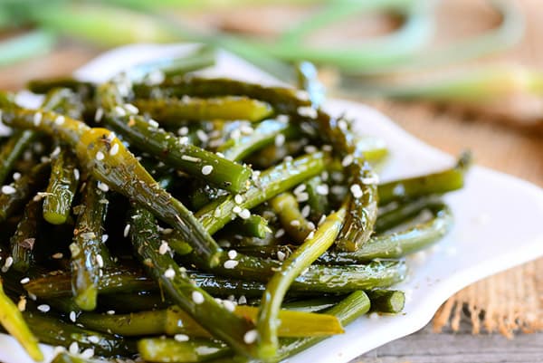Flèches d'ail frites aux graines de sésame