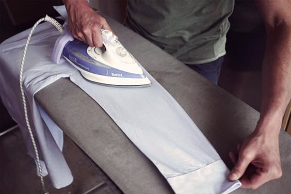 Repassage des manches de chemise