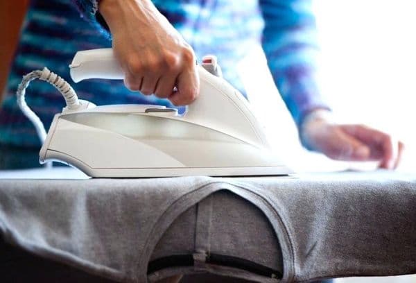 Repassage des chemises mouillées