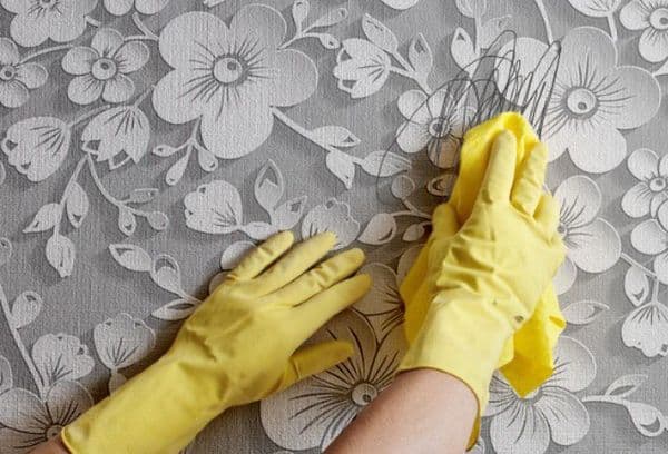 traiter les marques sur le papier peint