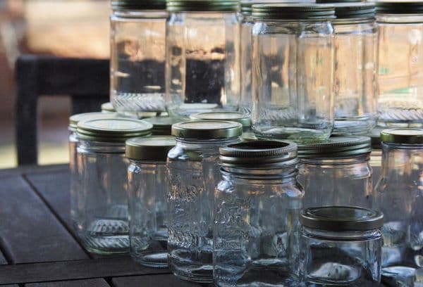 Des canettes vides dans le pays