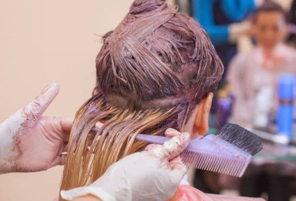 Coloration des cheveux dans le salon