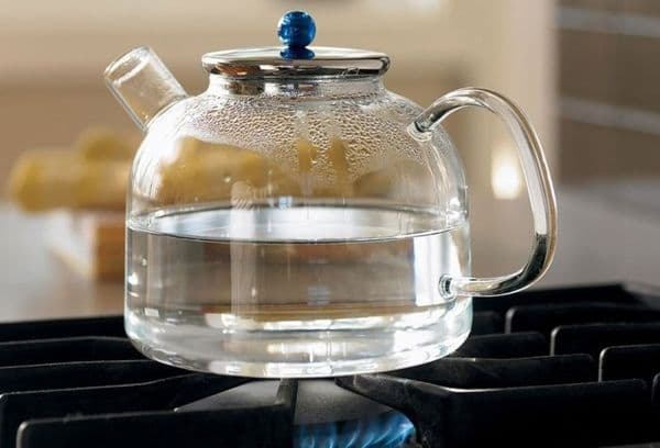 L'eau dans une théière en verre
