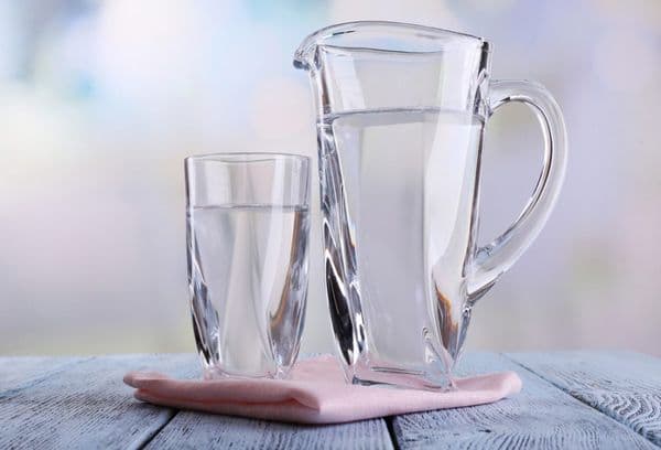 L'eau dans un récipient en verre