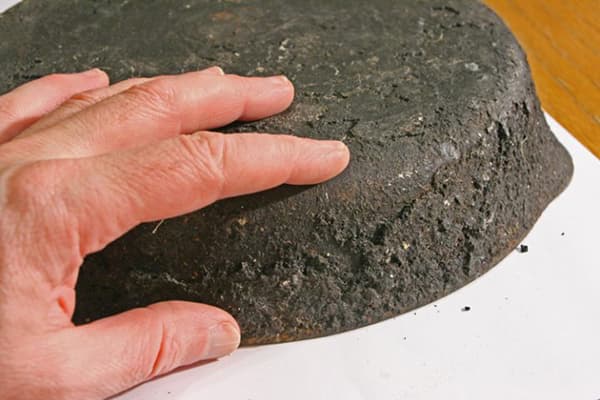 Couche épaisse de carbone dans la casserole