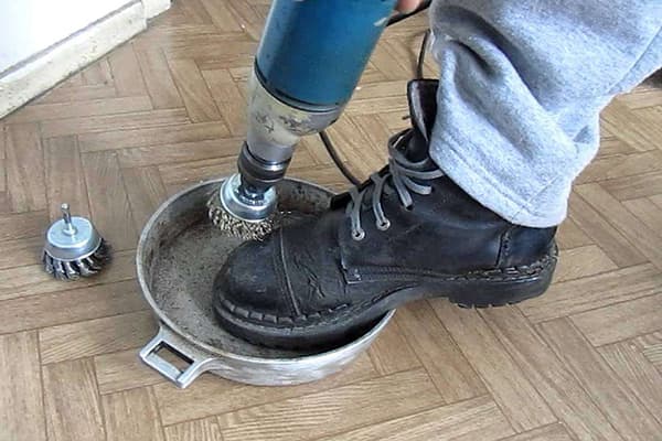 Nettoyage de la casserole avec une perceuse