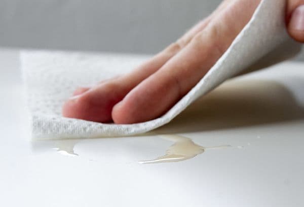 Nettoyage de la table avec une serviette