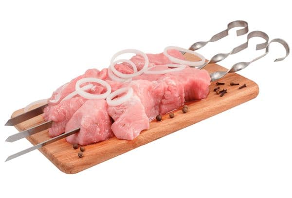 Brochettes crues sur des brochettes