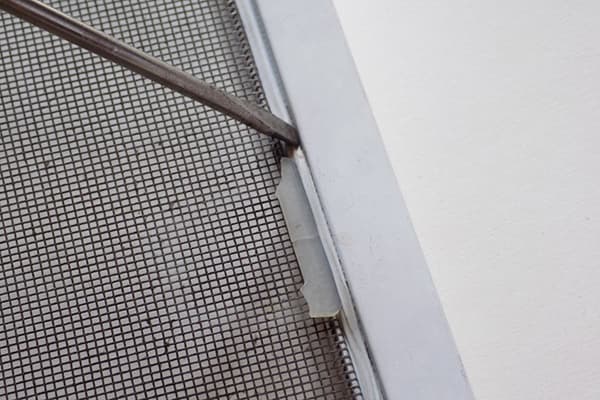 Poignée cassée sur une moustiquaire