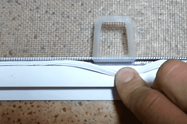 Remplacement des poignées sur une moustiquaire