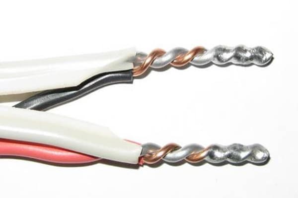 Tordre l'aluminium et le fil de cuivre