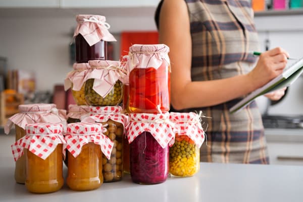 Bocaux avec des flans