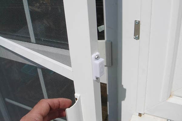 Moustiquaire à charnière