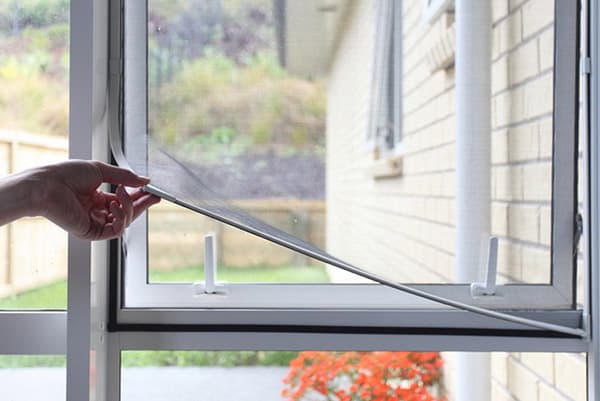 Moustiquaire sur des aimants