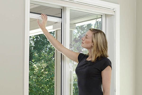 Soulever la moustiquaire