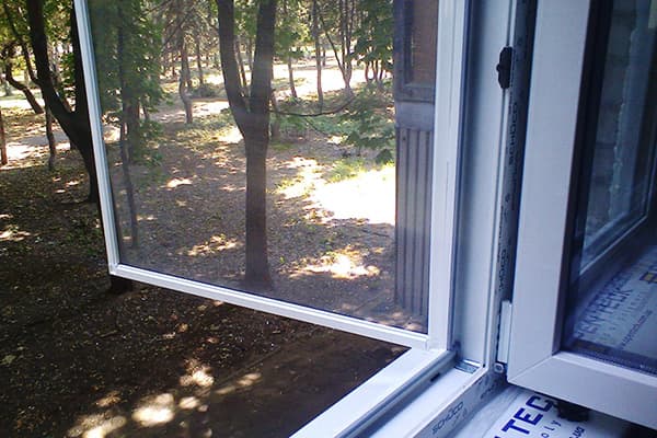 Grille pivotante sur la fenêtre