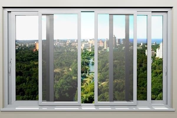 Moustiquaire coulissante sur la fenêtre